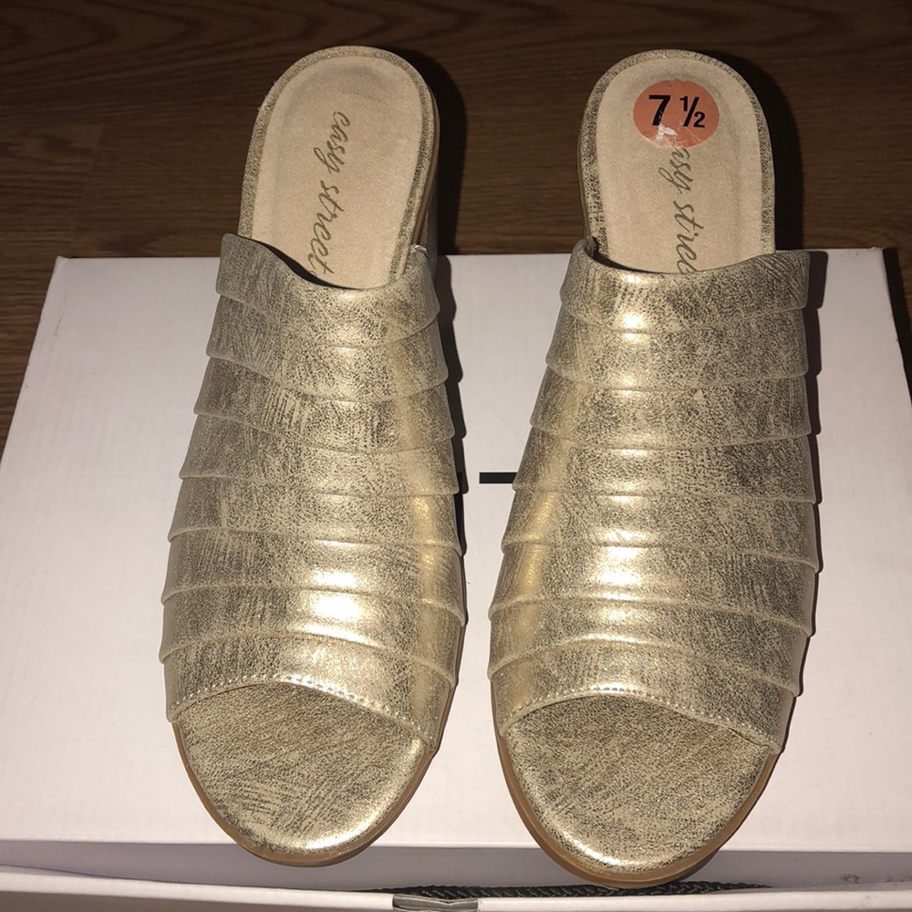 Super comfy golden tone slides!